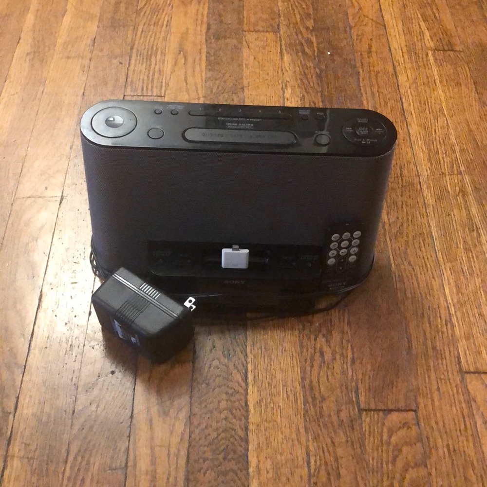 Sony clock radio w/remote & iPhone adapter
